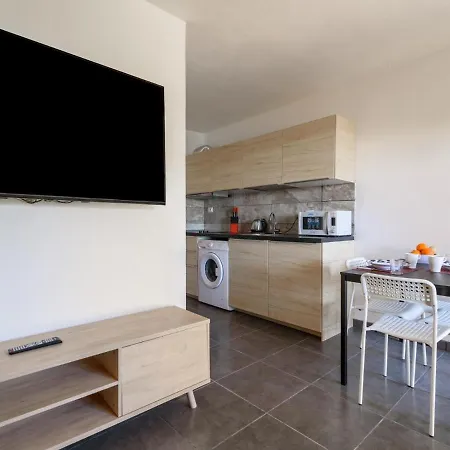 Apartamento 203 Modern 1 Bedroom Accommoda, Pool, Terrace, Wif